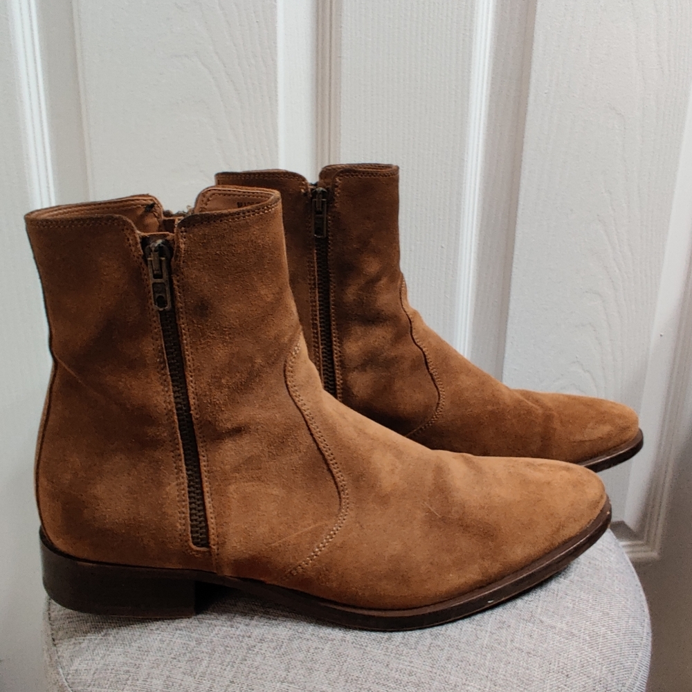 Also Chelsea boot